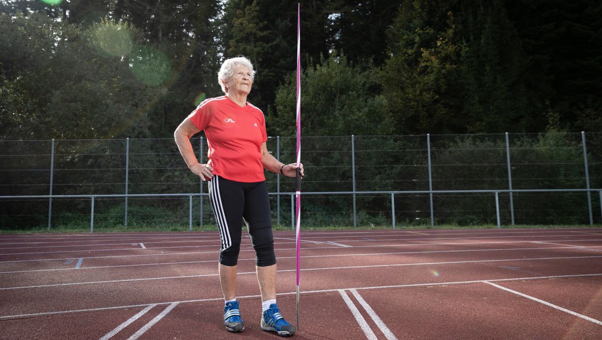 Heidi Graber ist bereits über 80 und seit Jahren international erfolgreiche Speerwerferin, am 17. Oktober 2023 in Huttwil. Foto: Nicole Philipp/Tamedia AG
