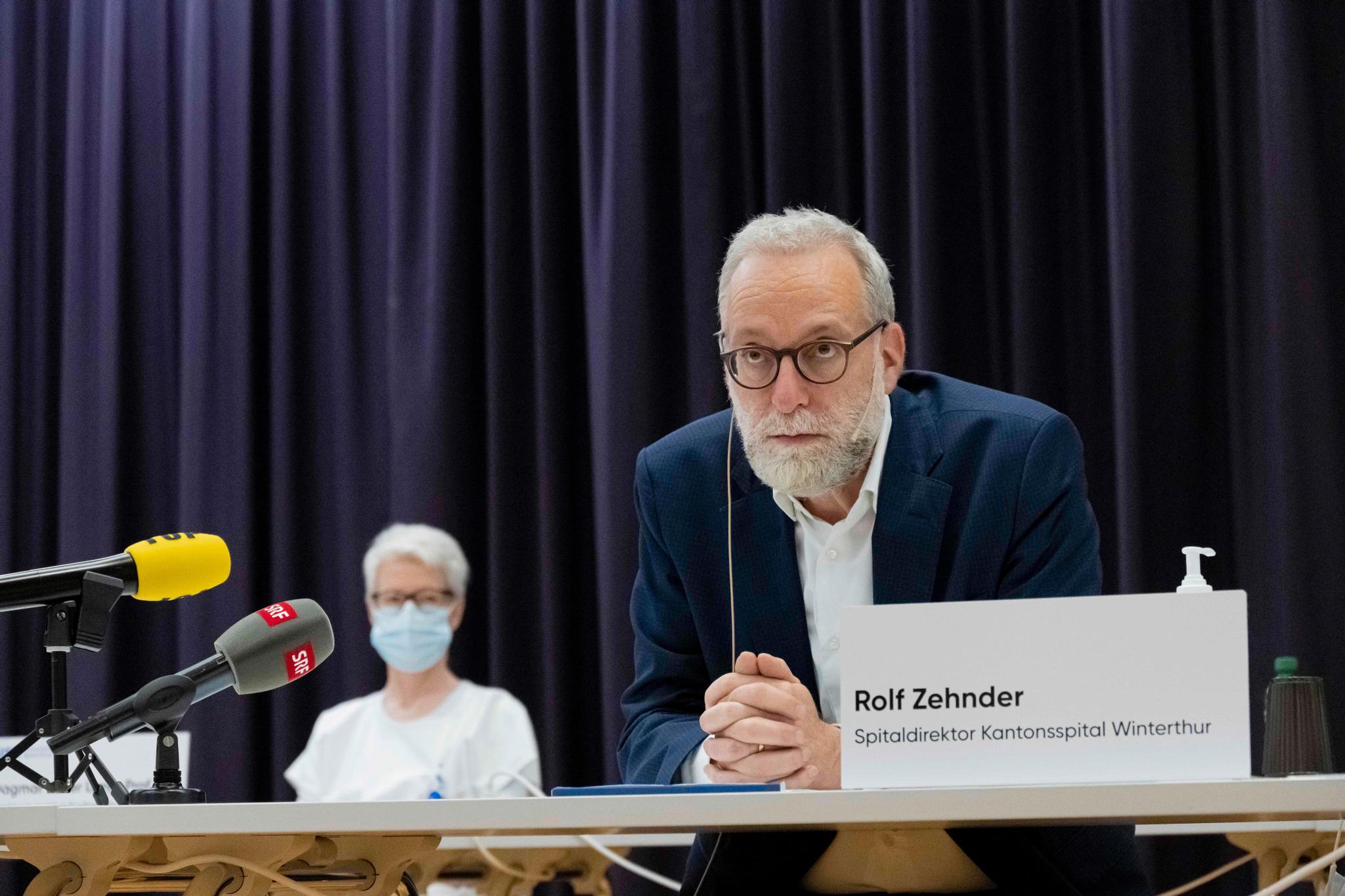 Menschen mit Atemschutzmasken bewegen sich vor dem Haupteingang vom Universitaets Spital Zuerich, aufgenommen am Dienstag, 10. November 2020 in Zuerich. (KEYSTONE/Ennio Leanza).