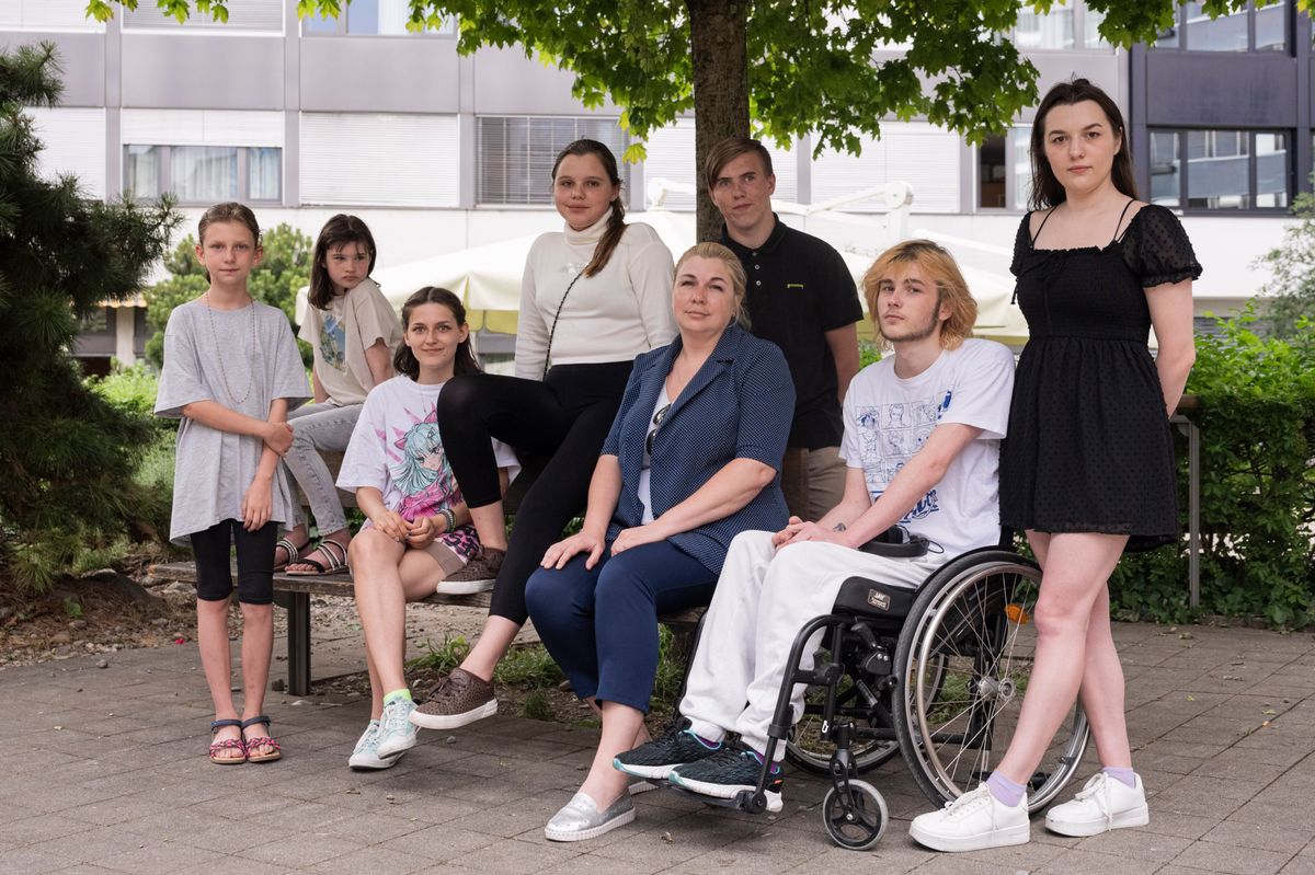 Olena Dudnik, 42 ans, avec ses sept enfants à Zurich. Cette maman ukrainienne a sauvé ses filles d’un trafiquant d’êtres humains et libéré son fils Andri (en chaise roulante) d’un hôpital moscovite.