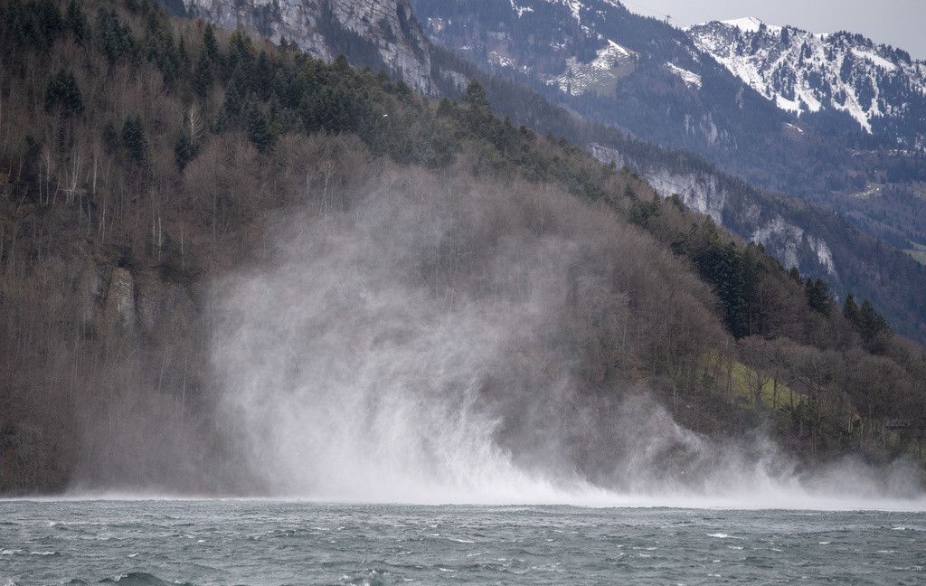 Ein Foehnsturm zieht ueber die Zentalschweiz, wie hier am Urnersee in Brunnen am Freitag, 20. Dezember 2019. (KEYSTONE/Urs Flueeler)