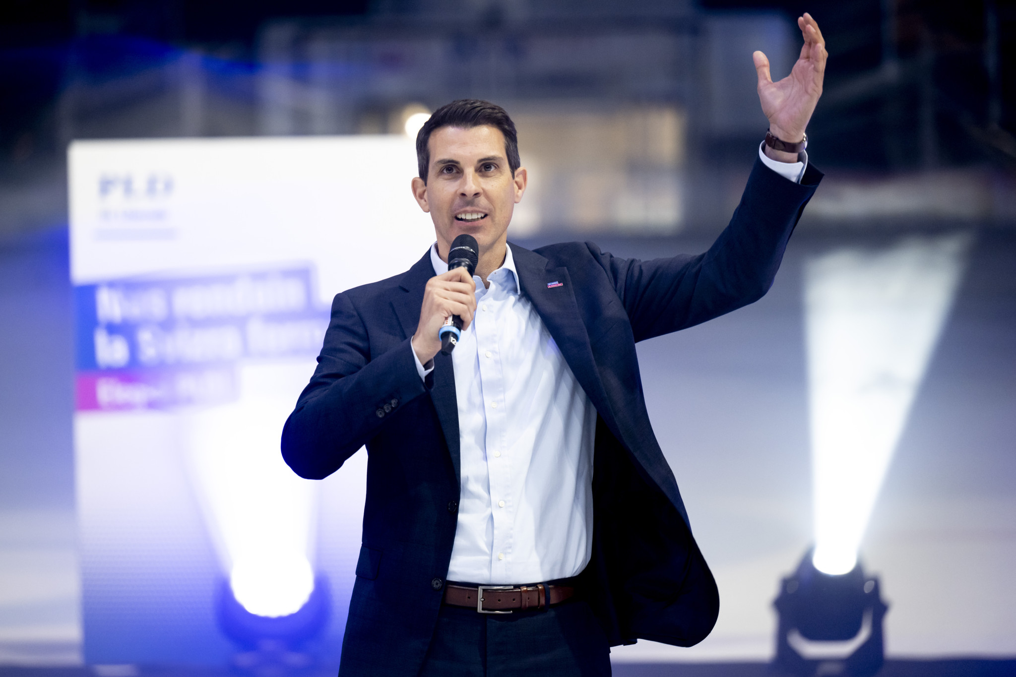 Le president du PLR Suisse et conseiller aux Etats Thierry Burkart parle lors de la journee du PLR et phase clef de la campagne des elections federales du parti PLR Les Liberaux-Radicaux suisse ce samedi 2 septembre 2023 a la patinoire de la BCF Arena a Fribourg. (KEYSTONE/Laurent Gillieron)