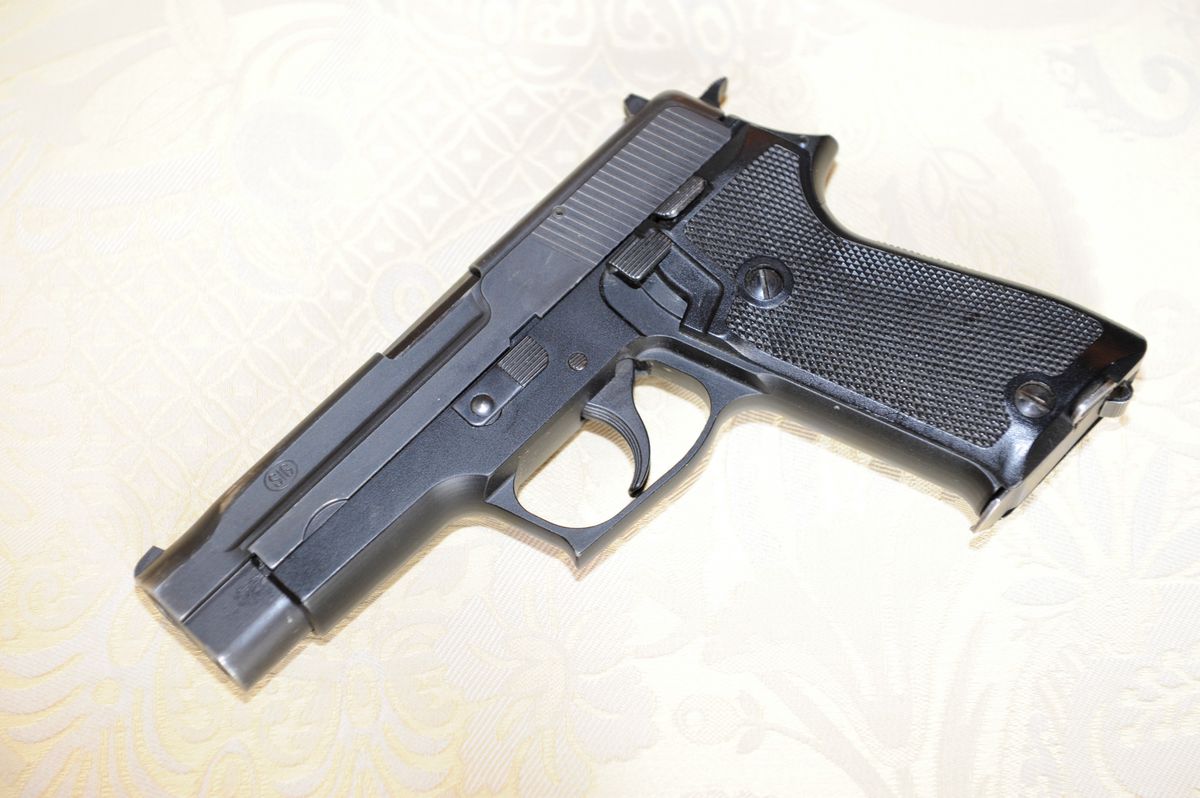 le pistolet d'armée SIG P 22o de Dominique de Buman homme politique suisse membre du Parti démocrate-chrétien (PDC) ici chez lui a Fribourg photos Michel Perret / Le Matin