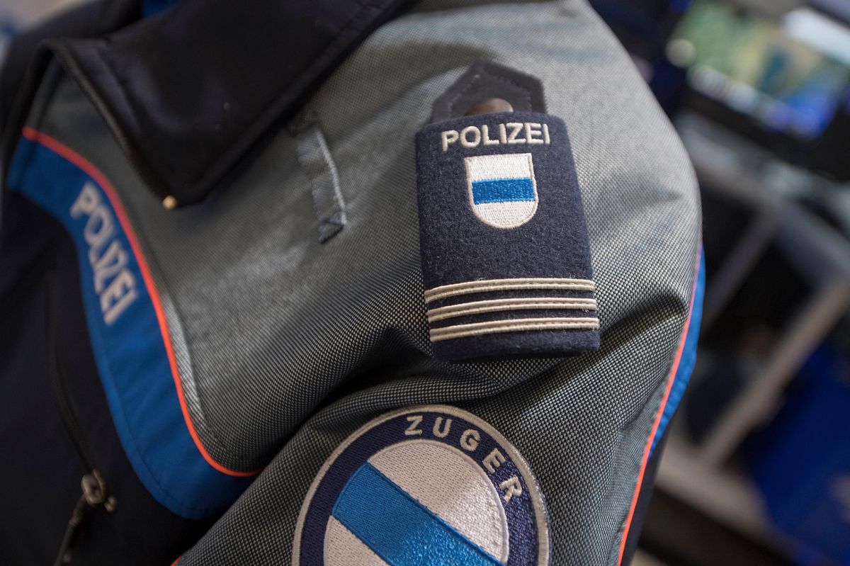 Uniform eines Polizisten der Kantonspolizei Zug mit sichtbarem Logo bei der Interkantonalen Polizeischule in Hitzkirch.