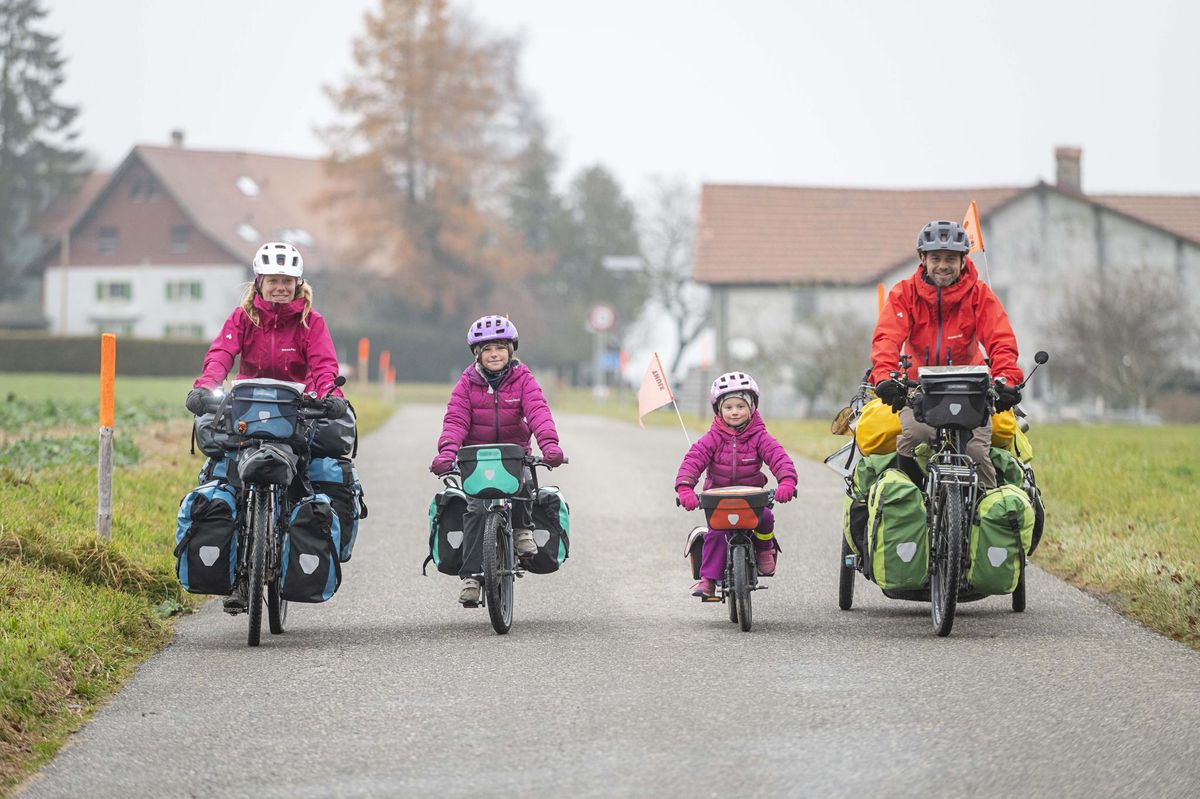 Tout sourire, Céline, Nayla, Fibie et Xavier Pasche sont revenus lundi à Ropraz après avoir écumé les routes du monde à vélo.