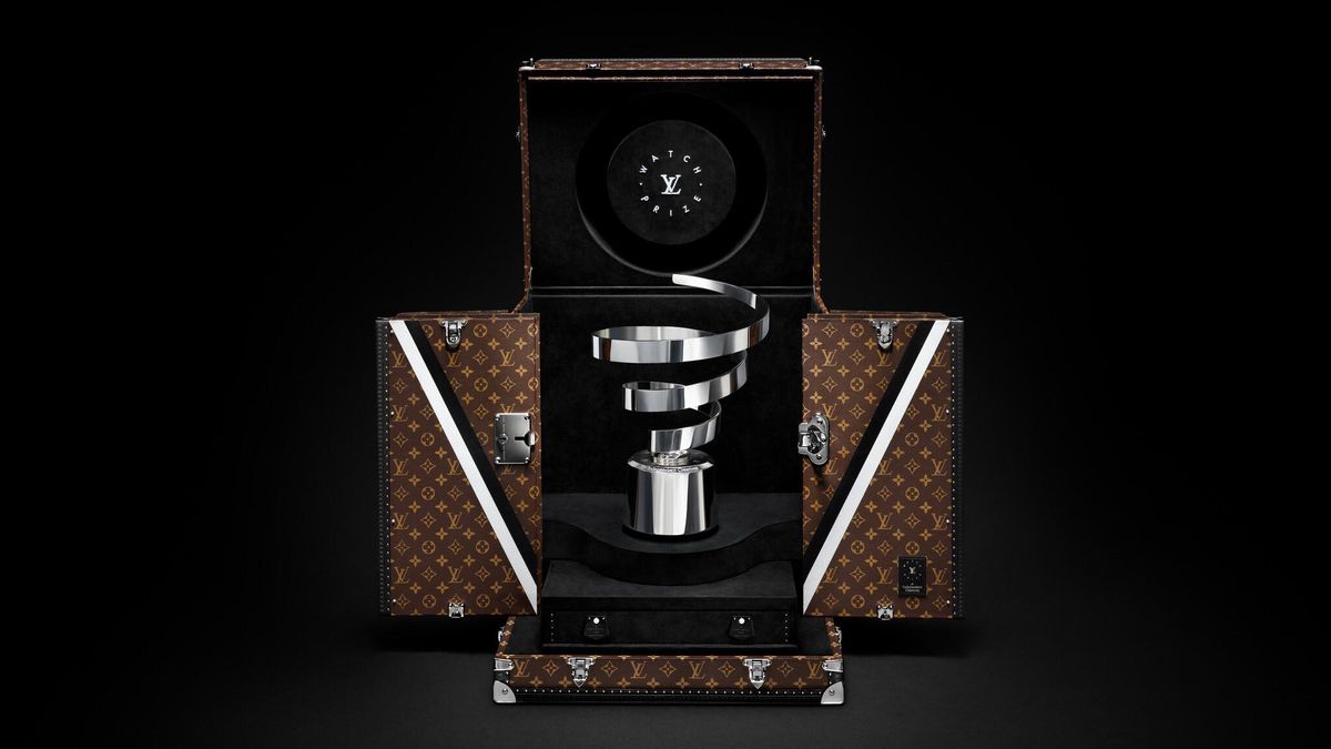 Trophée en spirale argentée dans un étui ouvert de luxe marron.