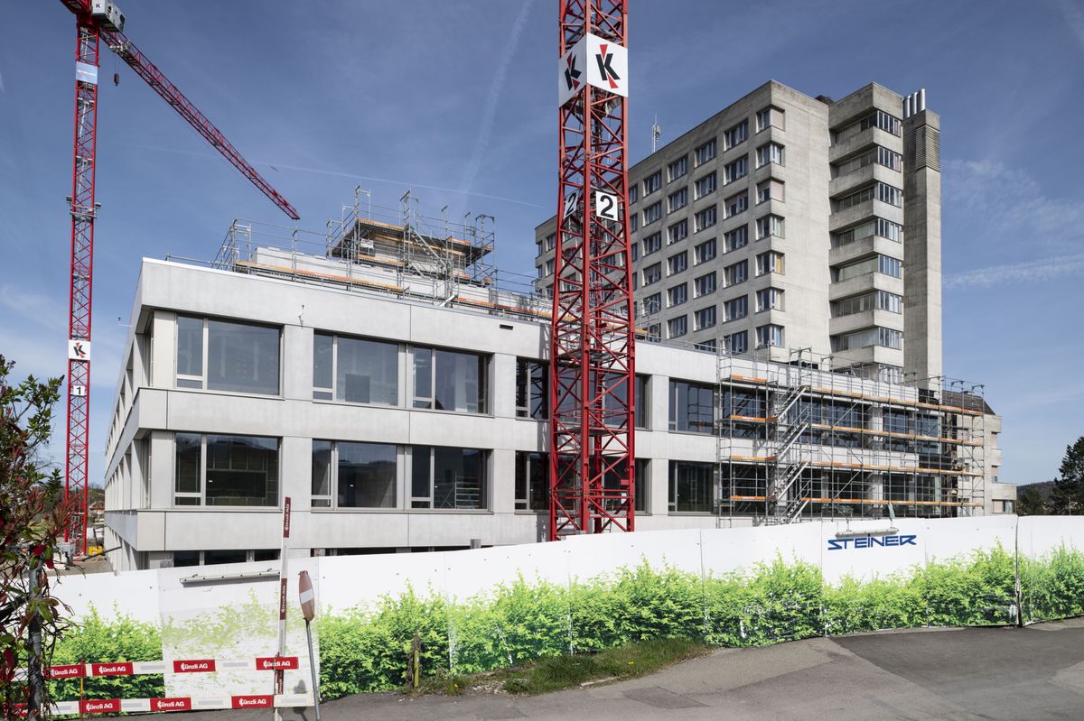 Das GZO Spital Wetzikon, fotografiert am Freitag, 5. April 2024 in Wetzikon. Das Kinderspital Zuerich und das Spital Wetzikon sind in finanzieller Schieflage. Die Zuercher Gesundheitsdirektion hat deshalb entschieden, dem Kinderspital ein Millionen-Darlehen und Subventionsgelder zu gewaehren. Das Spital Wetzikon geht hingegen leer aus.(KEYSTONE/Christian Beutler)