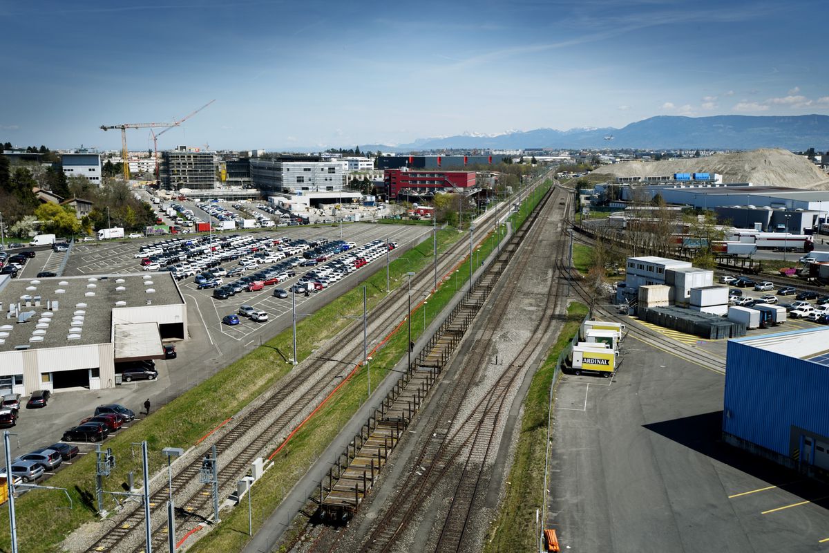 Une vue de la zone industrielle Zimeysaver, à cheval sur Meyrin, Satigny et Vernier. Certains des entreprises qui y sont implantées ont réalisé de très bonnes affaires, générant pour Meyrin des recettes fiscales faramineuses.