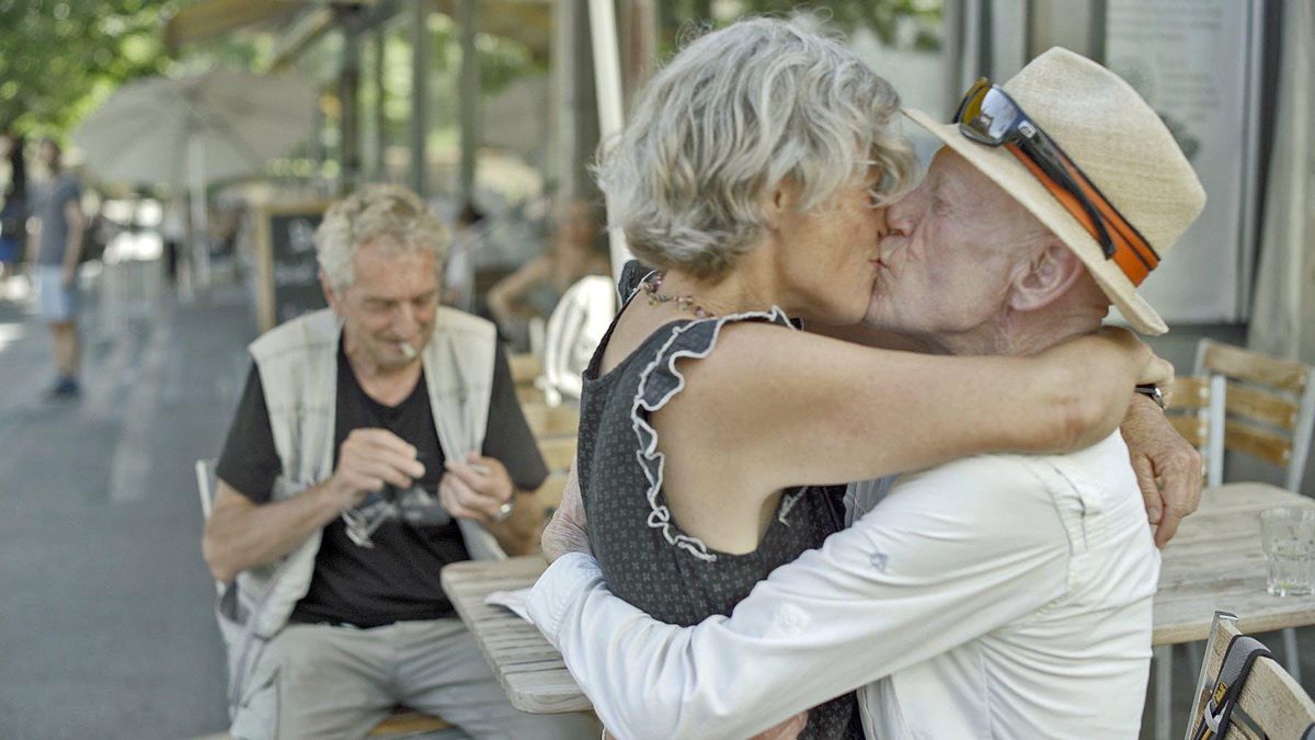 Un baiser pour de vrai devant la caméra de Pierre-Yves Borgeaud, qui présente à Soleure «Nos utopies communautaires».