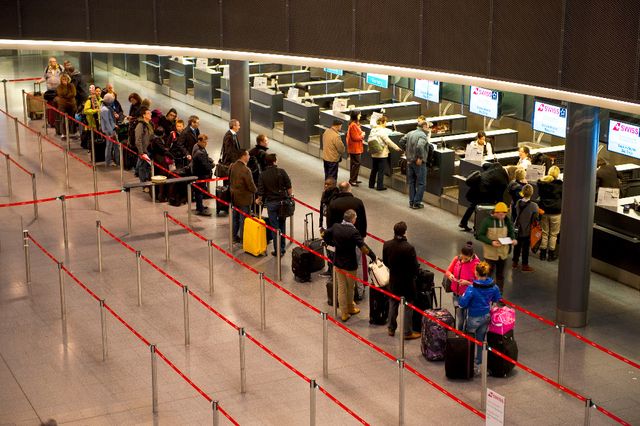 Die Flughafen Zürich AG hat strenge Auflagen für Demonstrationen nahe des Check-In.