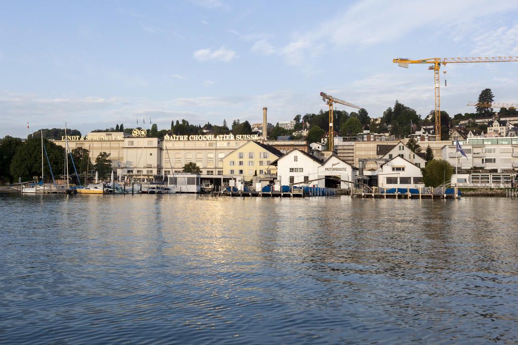 Der Verkaufspreis des Lindt-Produkts mit knapp 8 Franken für 210 Gramm ist deutlich höher als bei Nutella. Genauso der Haselnussanteil von 40 Prozent gegenüber 13 Prozent bei Nutella. Der Verkaufspreis des Lindt-Produkts mit knapp 8 Franken für 210 Gramm ist deutlich höher als bei Nutella. Genauso der Haselnussanteil von 40 Prozent gegenüber 13 Prozent bei Nutella.