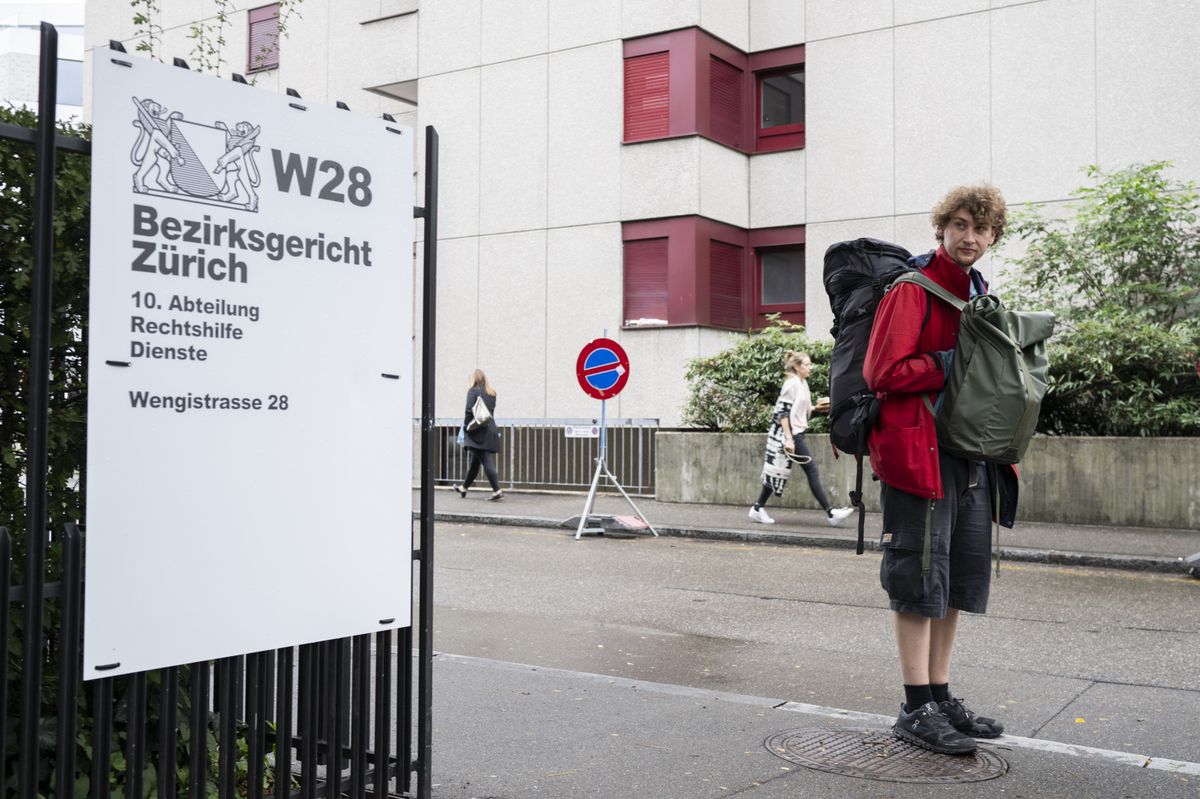 Tout juste de retour d’un long voyage en avion, le militant Max Voegtli arrive à son procès, mardi après-midi à Zurich.