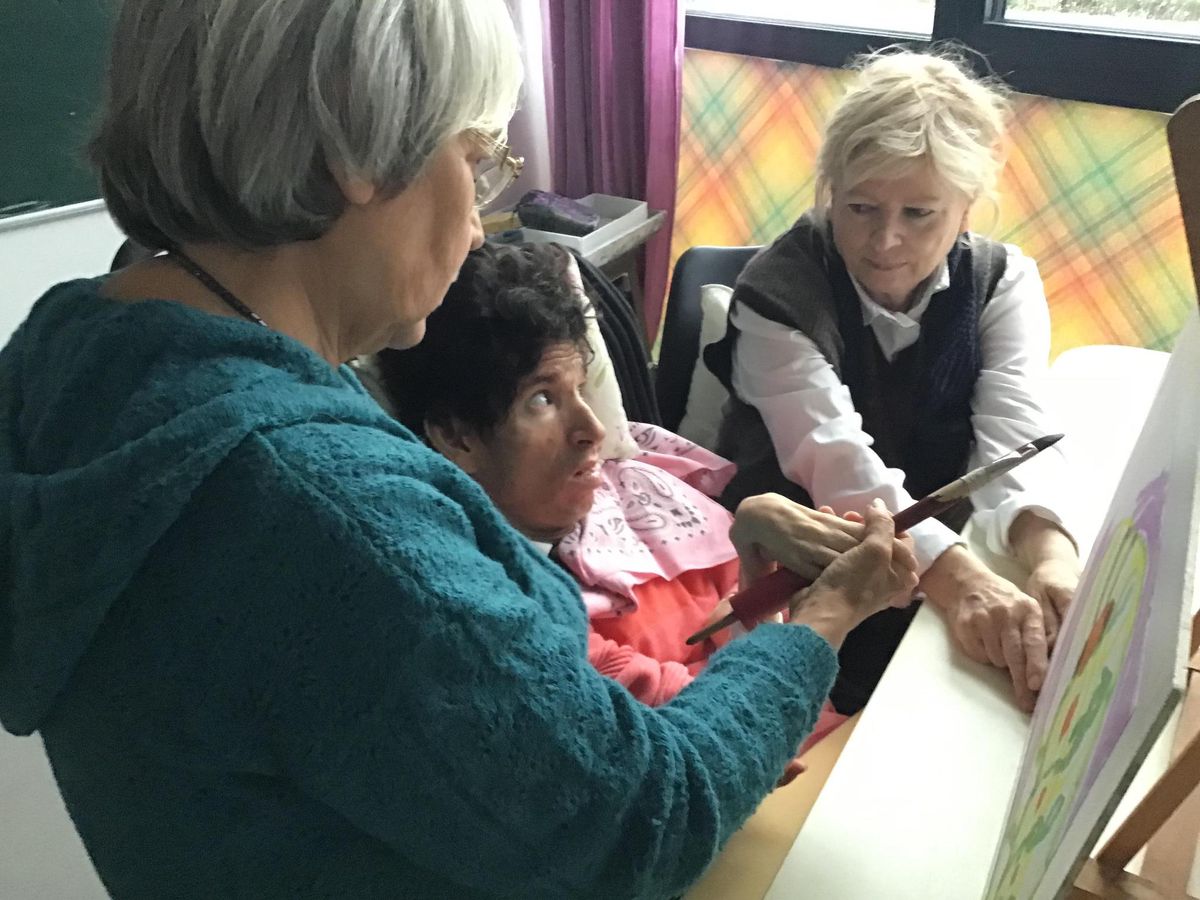 David Légeret, sa mère Catherine (à dr.) et son art-thérapeute Catherine Donnet. Il lui faut entre deux et quatre séances d’une heure pour réaliser un tableau.