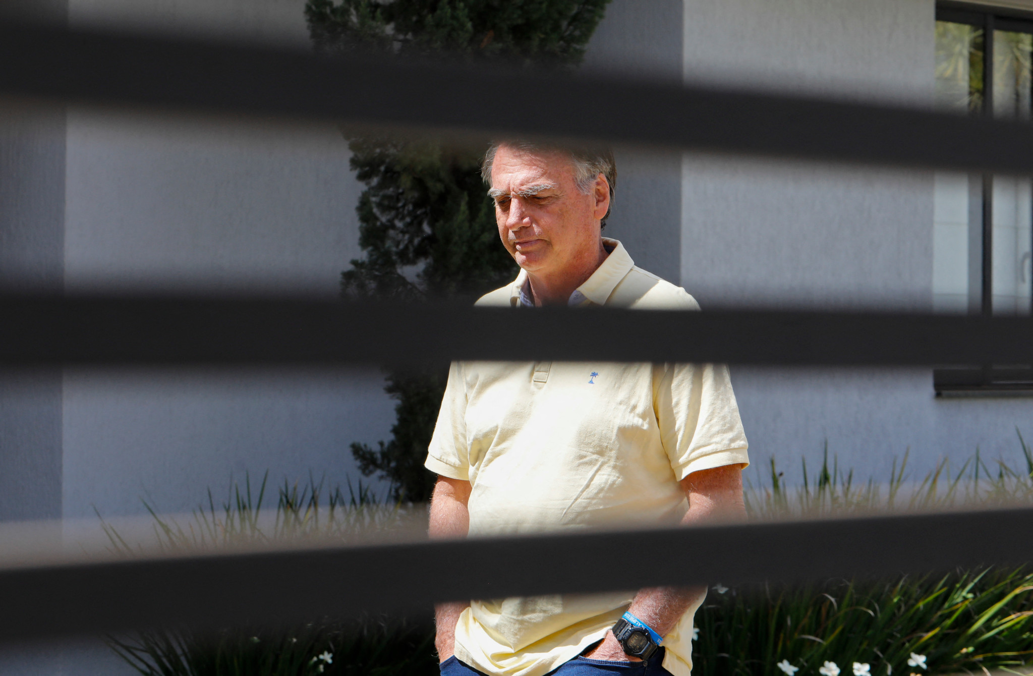 Jair Bolsonaro fait un geste depuis sa résidence à Brasilia le 3 septembre 2025, alors que la Cour suprême du Brésil commence à délibérer sur son procès pour un coup d’État présumé.