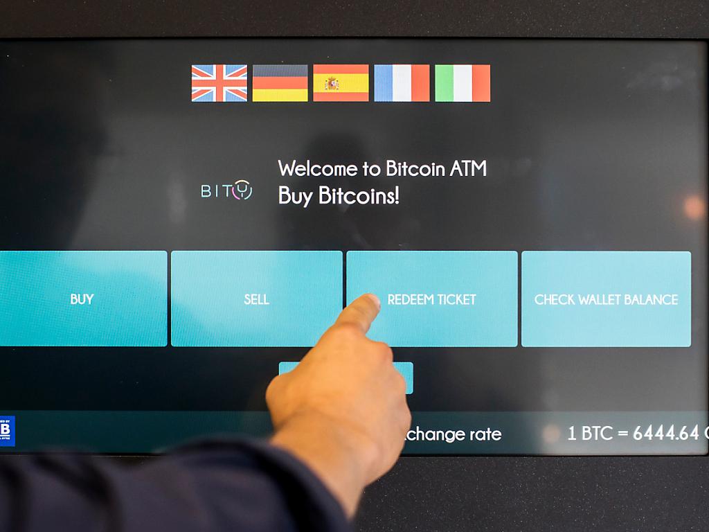 Le bitcoin légèrement en baisse après son record du week-end