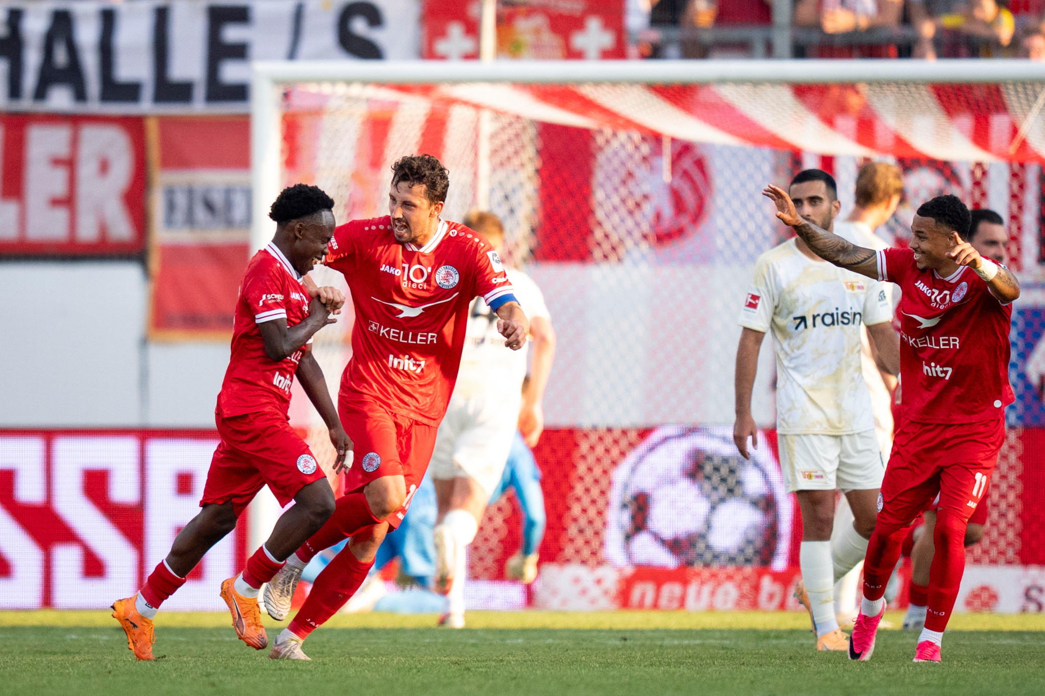 Yannis Odin (links) und Remo Arnold (rechts) vom FC Winterthur jubeln nach dem 1:0 gegen Union Berlin auf der Schützenwiese.
