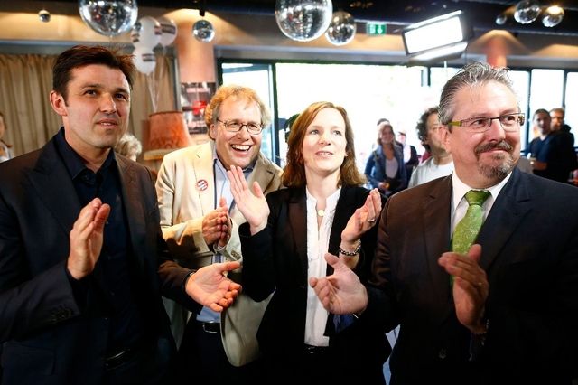 Feiern das Nein zur Gripen-Beschaffung: SP-Nationalrat Matthias Aebischer, Jo Lang, SP-Nationalrätin Evi Allemann und GLP-Nationalrat Beat Flach in Bern. (18. Mai 2014)