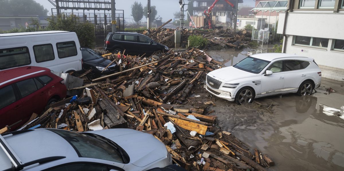 Der Geleisebereich beim Bahnhof ist ueberschwemmt und mit Schutt und Schlamm bedeckt, am Dienstag, 13. August 2024 in Brienz. Am Vorabend haben heftige Gewitter einen Murgang ausgeloest und Gebaeude, parkierte Fahrzeuge, Strassen sowie Infrastruktur des oeffentlichen Verkehrs beschaedigt. (KEYSTONE/Alessandro della Valle)