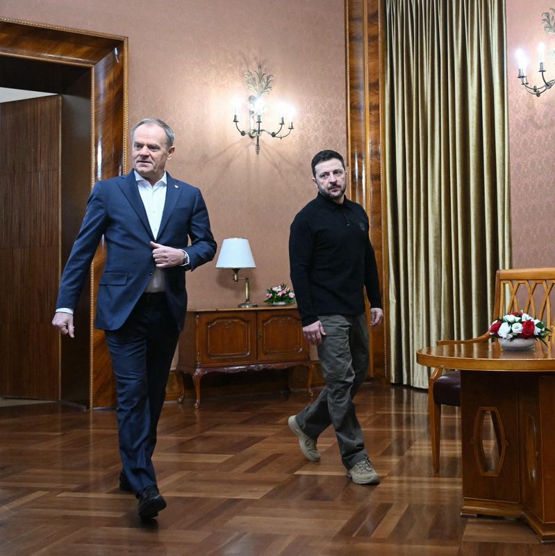 Ukraines Präsident Volodymyr Selenskyj trifft den polnischen Premierminister Donald Tusk in Warschau. Im Raum sind die ukrainische und polnische Flagge zu sehen.