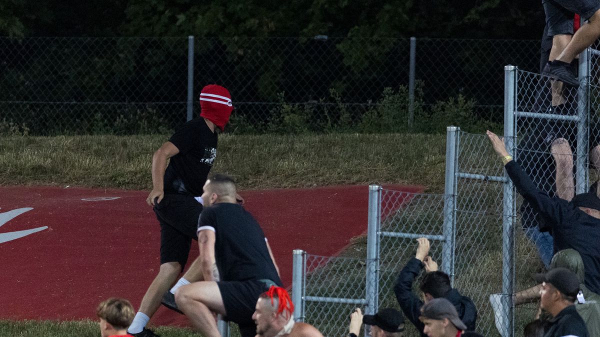 Allumés par les fans servettiens, les supporters du FC Sion étaient sortis de leurs gonds vendredi passé à Carouge.