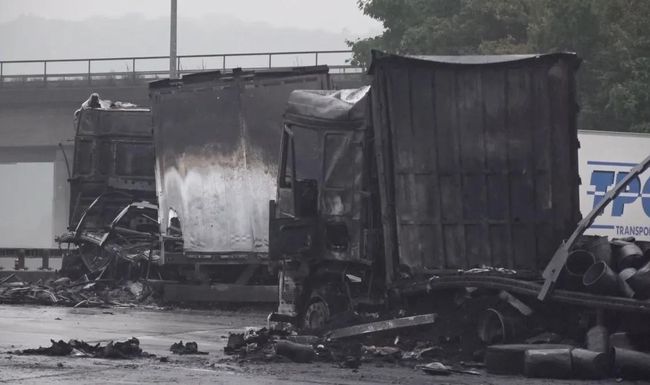 In Pratteln BL brannten an einer Autobahnraststätte zwei Lastwagen. 