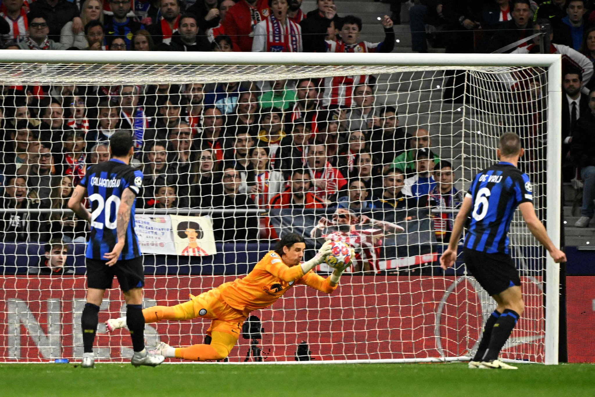 Inter Milan's Swiss goalkeeper #01 Yann Sommer catches the ball during the UEFA Champions League last 16 second leg football match between Club Atletico de Madrid and Inter Milan at the Metropolitano stadium in Madrid on March 13, 2024. (Photo by JAVIER SORIANO / AFP)