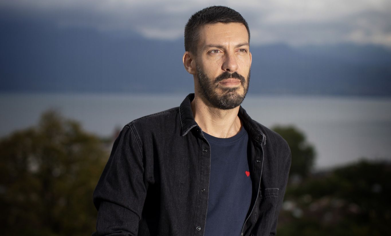 Le Lausannois Mathias Howald ici sur la colline de Montriond, revient dans Cousu pour tout sur sa jeunesse et sur les années sida. 