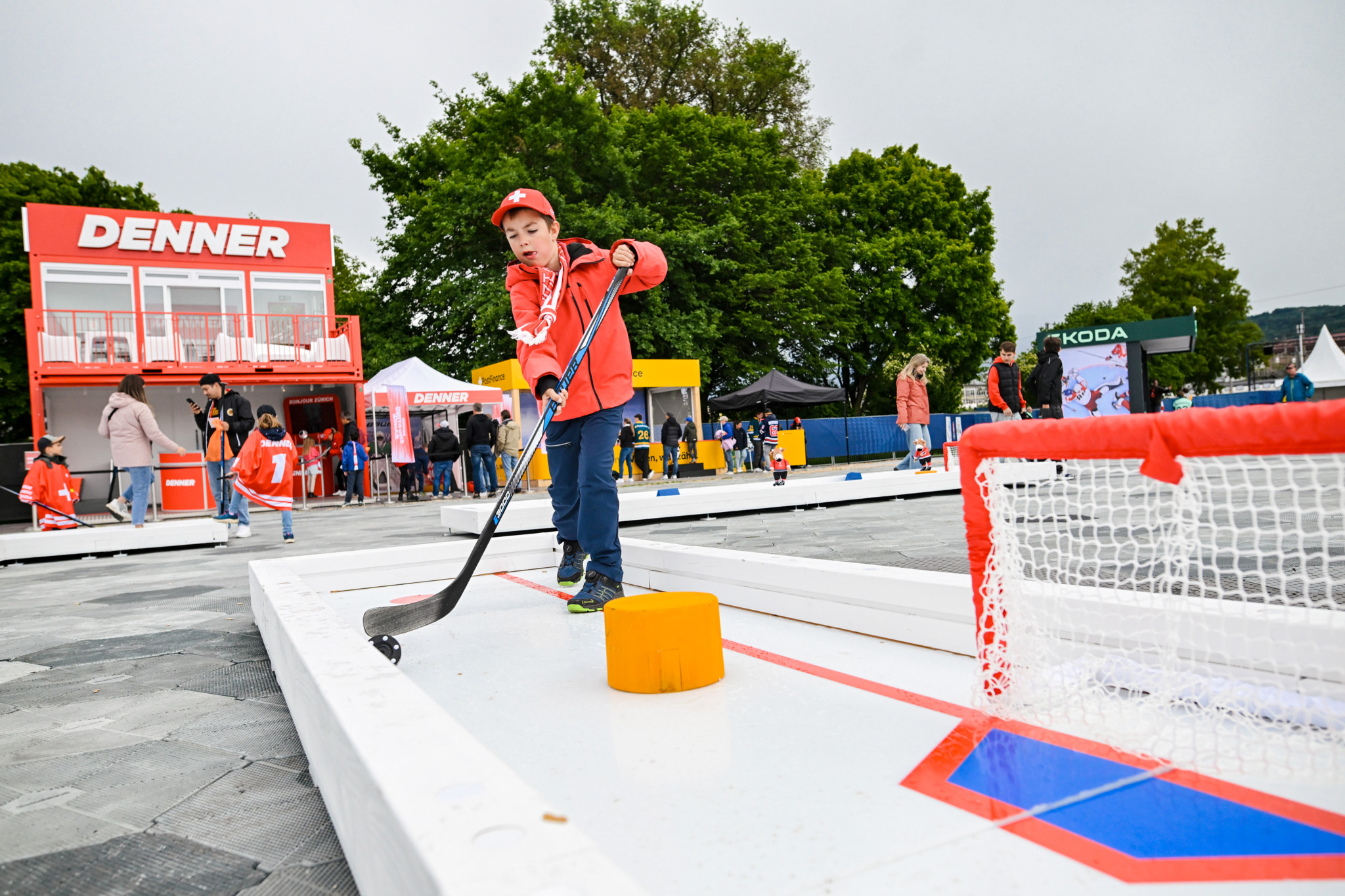 Auftakt zur Eishockey-WM: Bier, Kunsteis und Hockey-Minigolf: Die Fans wärmen sich auf für die WM