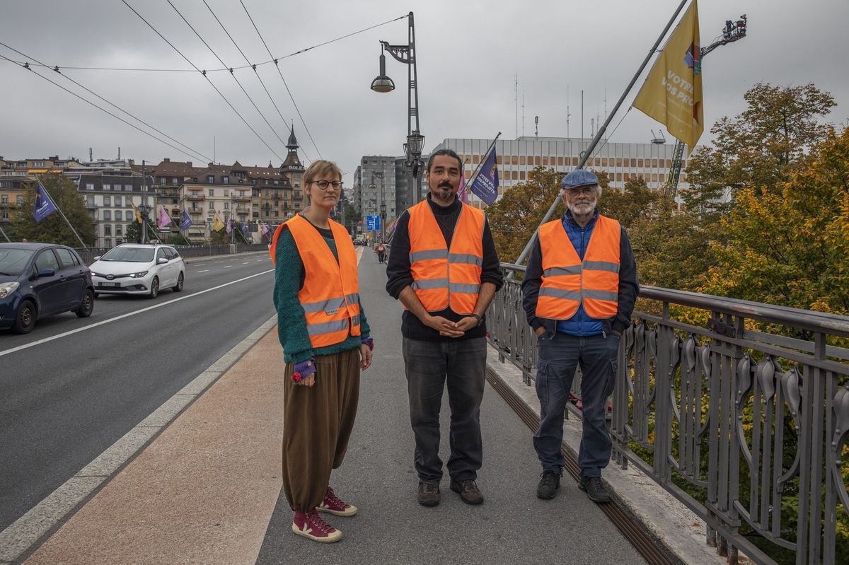 Au matin du vendredi 7 octobre, des activistes de Renovate Switzerland ont bloqué le pont Chauderon pendant 20 minutes. Ils ne comptent pas en rester là. (Odile Meylan/24HEURES)