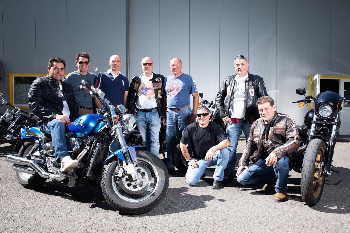 Aigle,  le 12 septembre 2021.  Centre portugais d'Aigle,  ls motards portugais regardent le GP de motos.  (24heures/Odile Meylan)