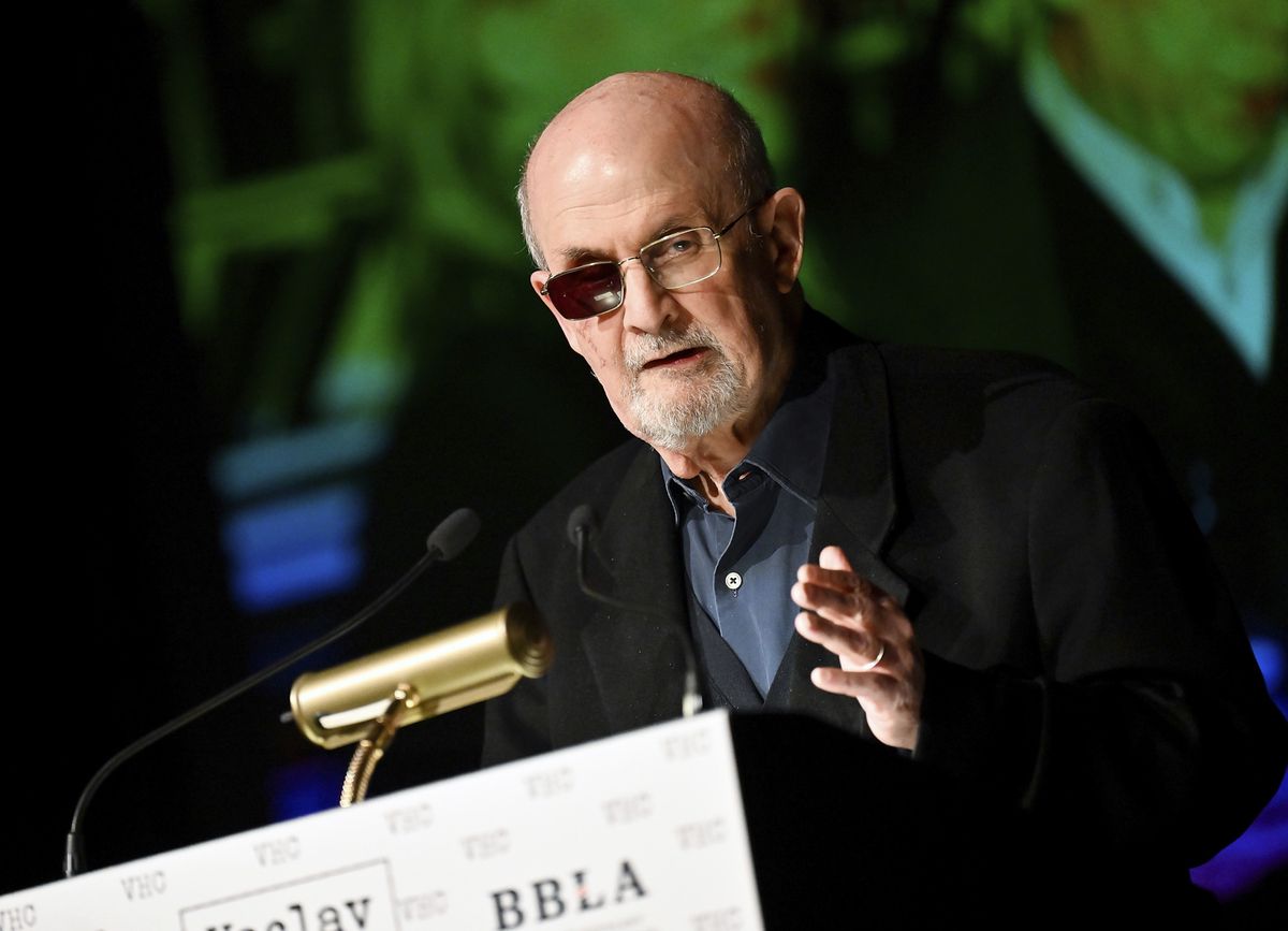 Salman Rushdie recevant le Premier prix de la Fondation de la bibliothèque Václav Havel pour l’ensemble de son œuvre, le mardi 14 novembre 2023, à New York.