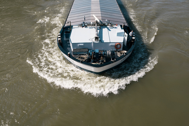 Ein Tankschiff hat bei Basel zwei Ruderer erfasst (Symbolbild).