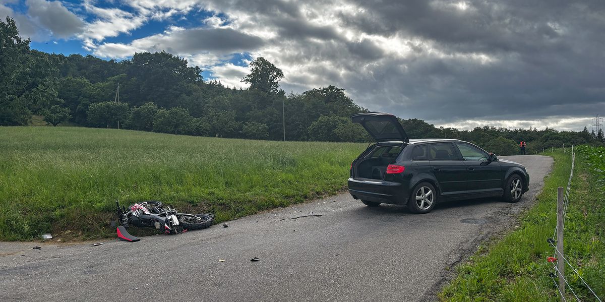Unfall-in-Pratteln-Abbiegeman-ver-endet-f-r-zwei-junge-Lenker-im-Spital