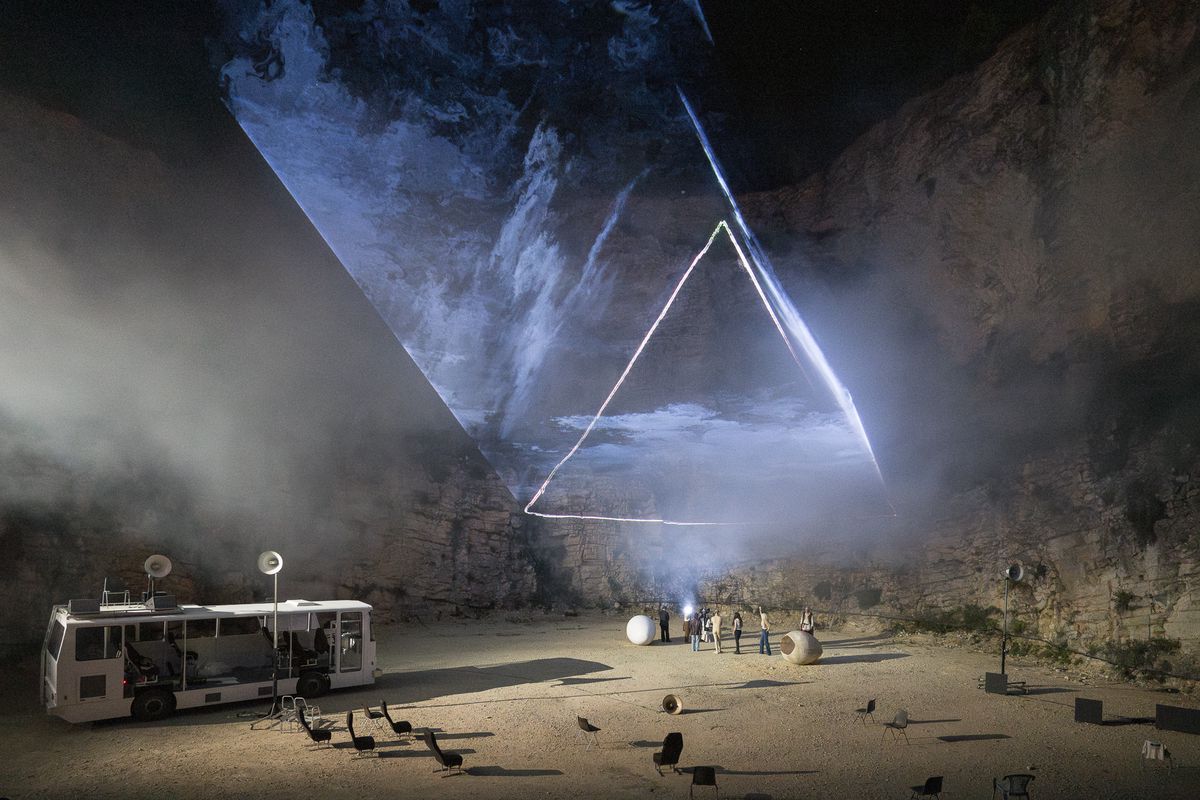 «Le Jardin des délices» mis en scène par Philippe Quesne à la Carrière de Boulbon a marqué la première réussite de la 77e édition du Festival d’Avignon et le retour du Théâtre de Vidy, producteur du spectacle, dans la sélection officielle. 
