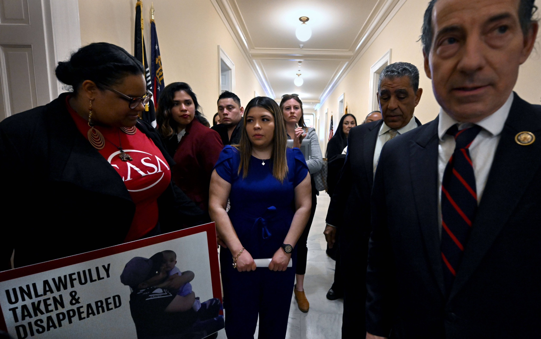 Rep. Jamie Raskin mit Mitgliedern des Congressional Hispanic Caucus und Jennifer Vasquez Sura, Ehefrau von Kilmar Abrego Garcia, bei einer Kundgebung im Cannon House Office Building in Washington DC am 9. April 2025, die seine Freilassung fordern. Im Vordergrund ein Schild mit der Aufschrift ’Unlawfully Taken & Disappeared’.