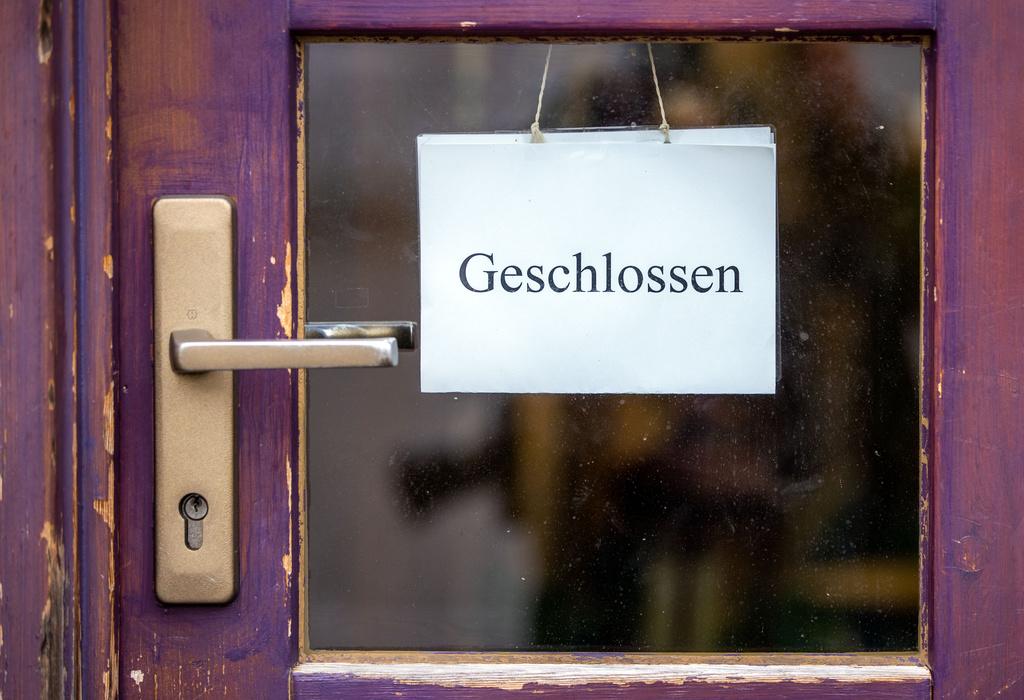 Ein Schild mit der Aufschrift «Geschlossen» hängt während der Corona-Pandemie an der Tür eines Geschäftes. Foto: Jens Büttner/dpa-Zentralbild/dpa +++ dpa-Bildfunk +++ (KEYSTONE/DPA/Jens Büttner)