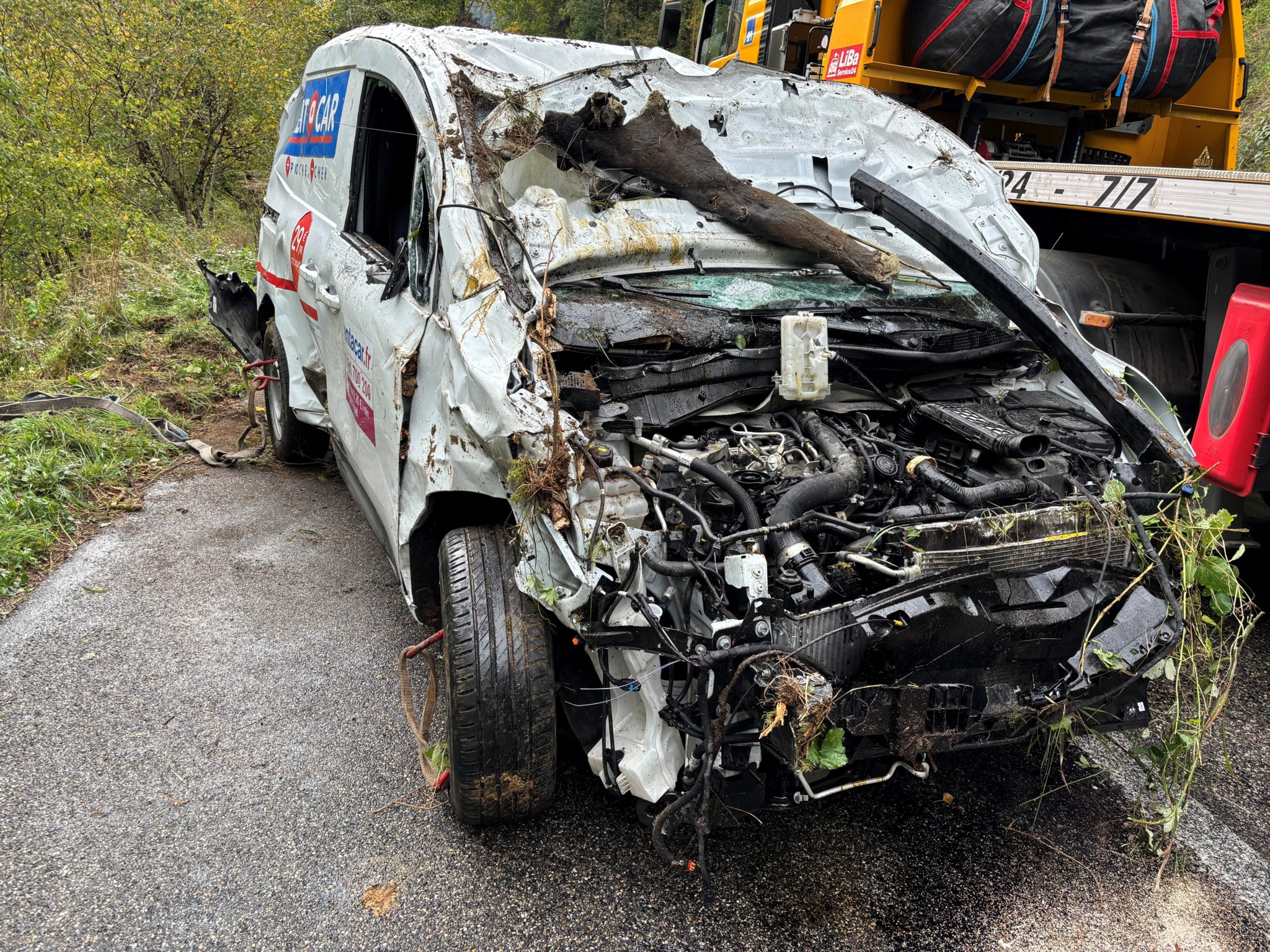 Accident dans le canton du Jura: Un automobiliste dévale un talus de 40 mètres et s’en sort miraculeusement