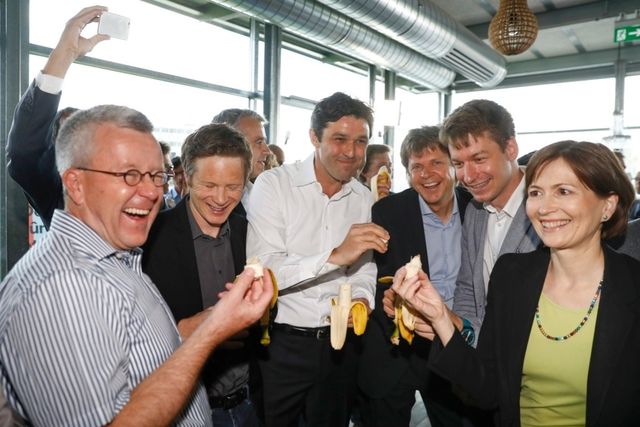 Der 21. Mai ist ein Freudentag für sie: Ruedi Rechsteiner, Jonas Fricker, Matthias Aebischer, Jürg Grossen, Pascal Vuichard und Regula Rytz (v.l.) essen Bananen nach Bekanntgabe der ersten Hochrechnung, im Hauptquartier der Befürworter der Energiestrategie 2050. Foto: Peter Klaunzer (Keystone)