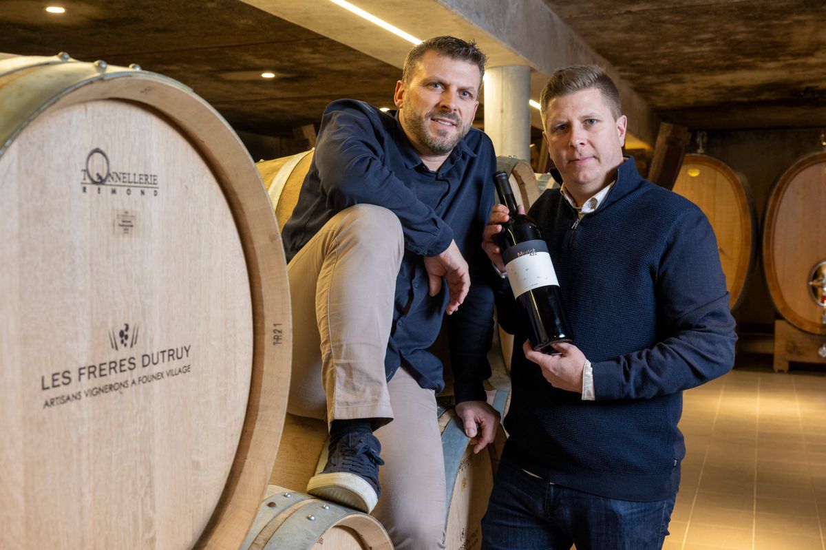 Founex, le 19 décembre 2023, Christian (chemise bleue) et Julien Dutruy, vainqueurs d'une dégustation à l'aveugle avec leur merlot 422 devant les grands favoris que sont les Tessinois et Bordelais. ©Florian Cella/24H