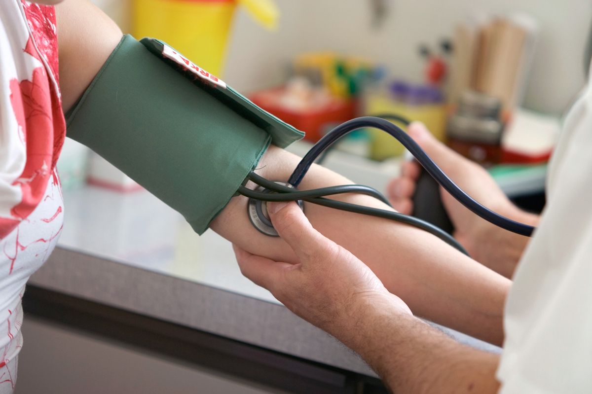 THEMENBILD --- Der Allgemeinmediziner Dr. med. Hansjoerg Lang misst am 17. Maerz 2005 in seiner Praxis in Eschenz (TG) einer jungen Patientin den Blutdruck. Die Aerzte und Spitaeler sollen den Krankenkassen rund 100 Millionen Franken zurueckzahlen, die sie im Rahmen von Tarmed zuviel einnahmen. Am 31. Dezember 2005  laufen praktisch alle Tarmed-Vertraege zwischen santesuisse und den Aerzten und Spitaelern aus, wie santesuisse in einem Communique vom Montag, 19. Dezember 2005, schreibt. Um die Kostenneutralitaet sicherzustellen, muesse in den Folgevertraegen vereinbart werden, dass rund 100 Millionen an die Praemienzahler zurueckfliessen. Die Rueckzahlungen werden sich positiv auf die Praemien auswirken, wie santesuisse-Sprecherin Nicole Bulliard sagt. (KEYSTONE/Gaetan Bally) === NO SALES, NO ARCHIVES ===