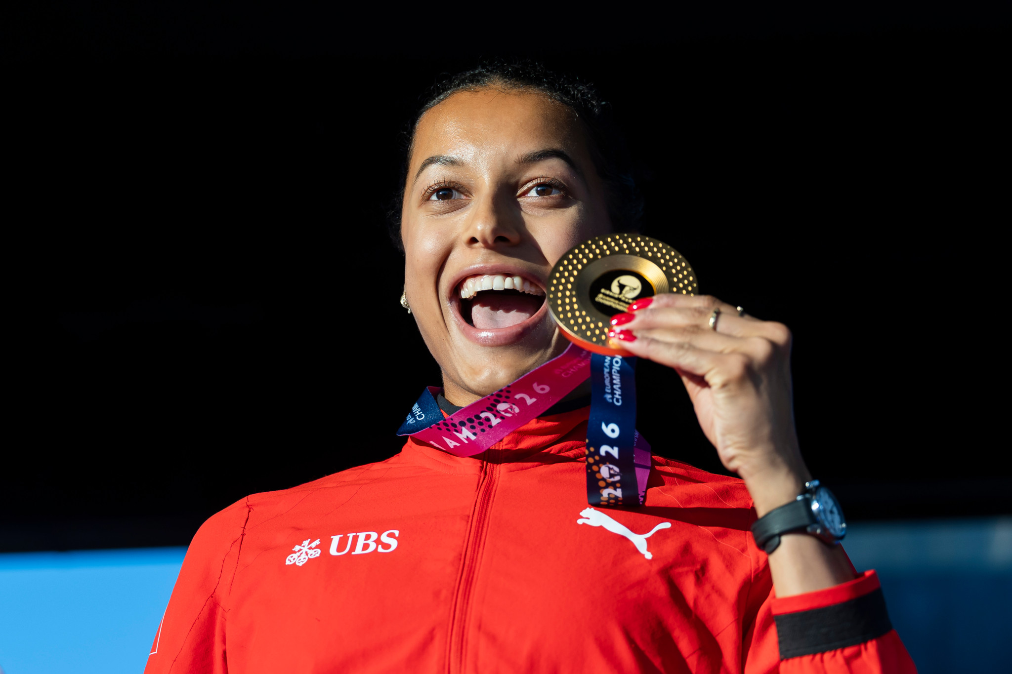 Audrey Werro aus der Schweiz beisst jubelnd in ihre Goldmedaille der Europameisterschaft im 800-Meter-Lauf der Frauen in Birmingham.