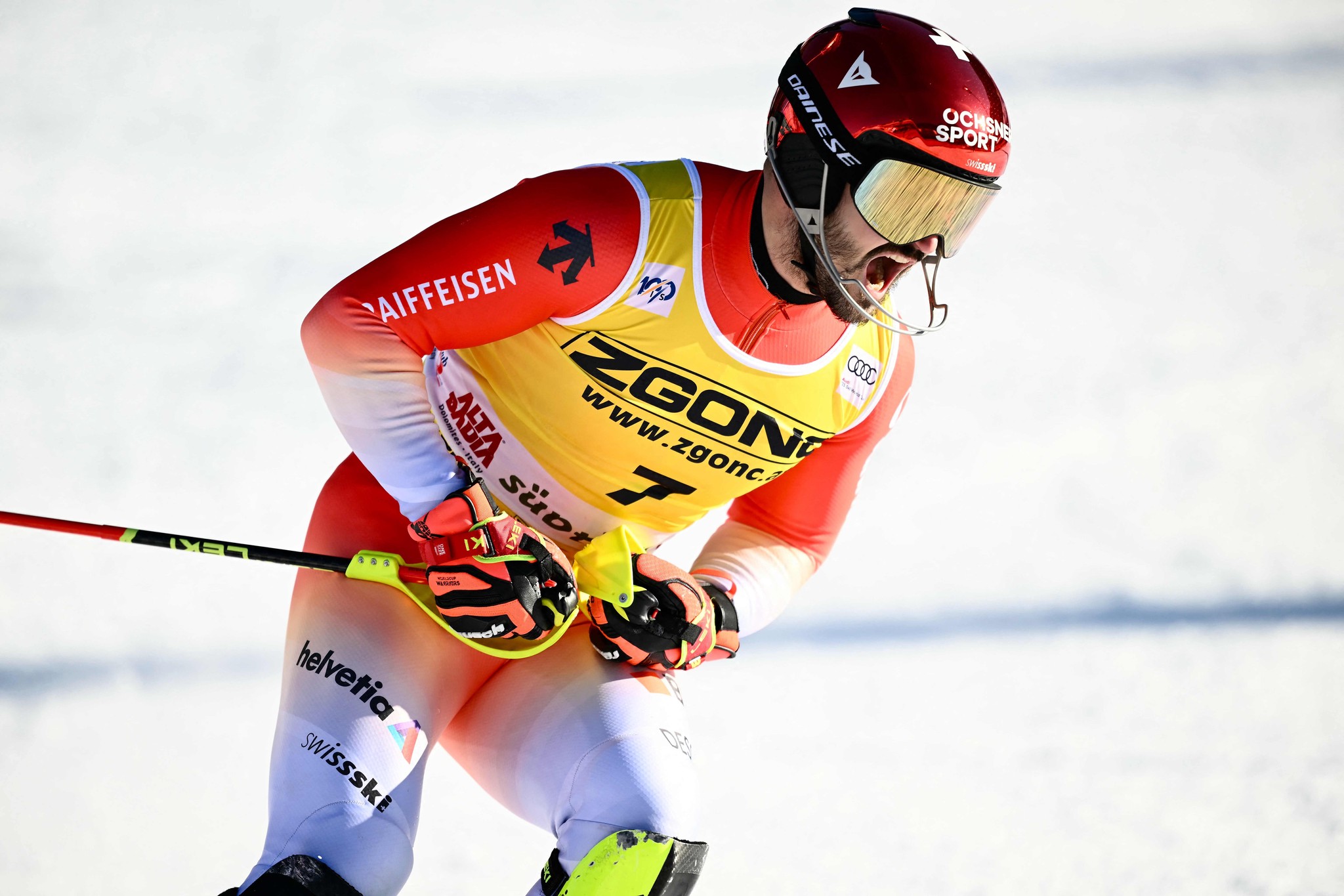 Loic Meillard aus der Schweiz reagiert im Zielbereich beim Herren-Slalom des FIS Ski-Weltcups in Alta Badia am 23. Dezember 2024.