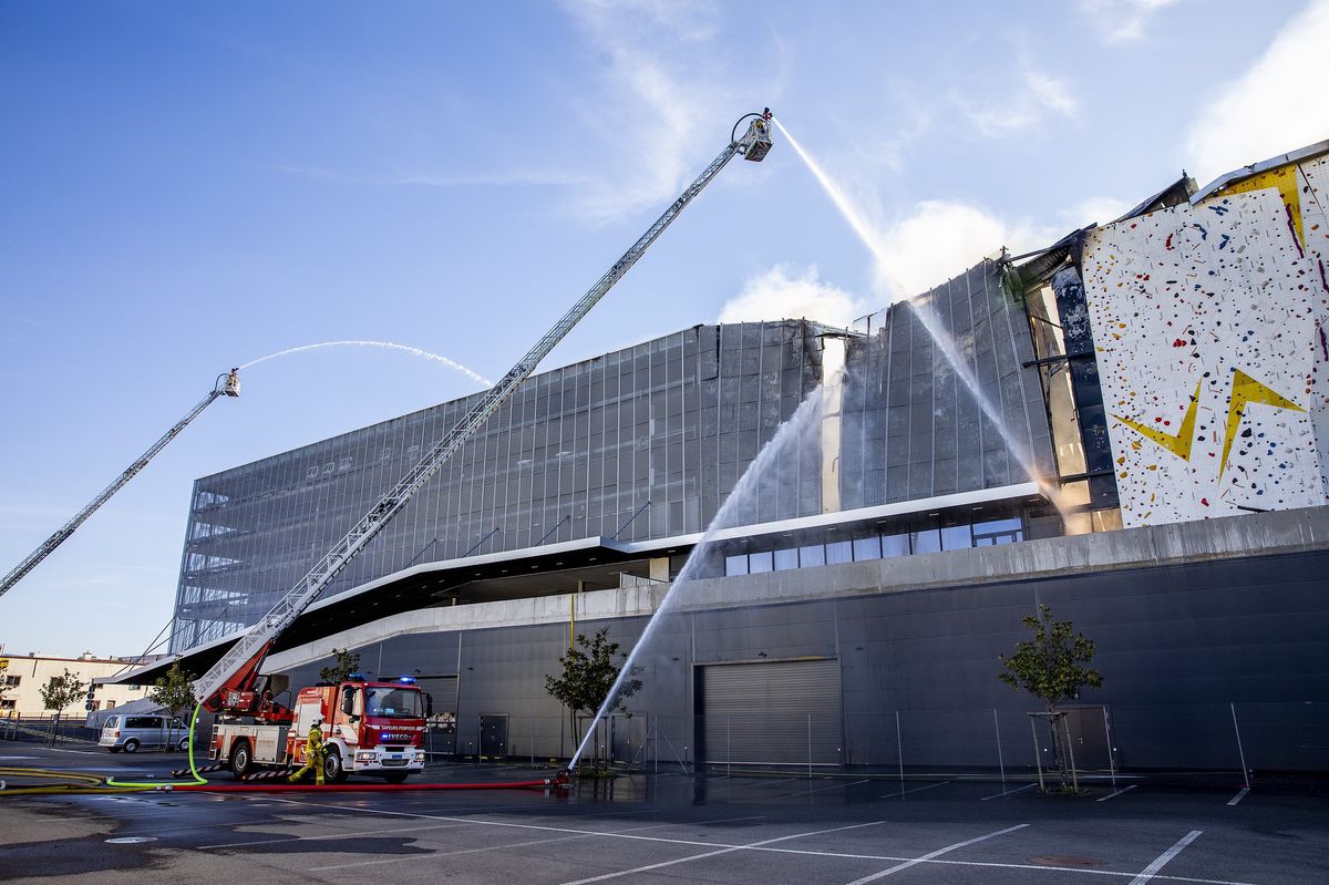 Le dispositif pour maîtriser l’incendie a nécessité une centaine de soldats du feu.