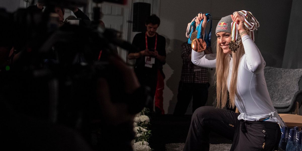 Lindsey Vonn exhibant ses médailles lors d'une conférence à Are après la descente féminine des Championnats du monde de ski, 2019.