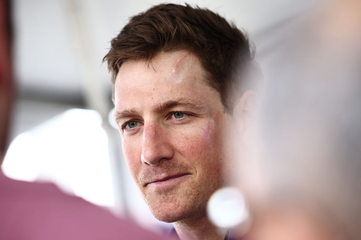 Le coureur suisse de l'équipe Groupama - FDJ, Stefan Kung, fait des remarques aux journalistes à la veille de la 121e édition de la course cycliste Paris-Roubaix.