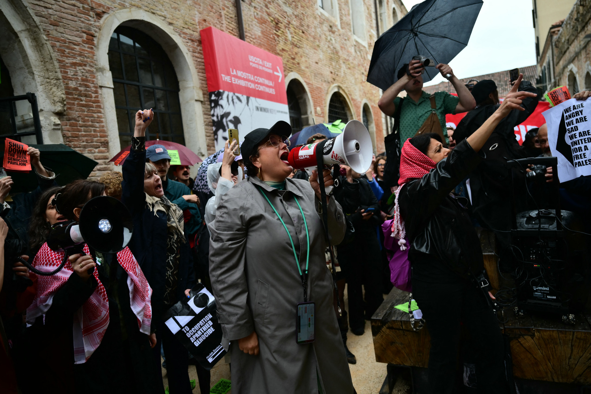 Demonstration in Venedig: Personal streikt gegen Teilnahme Israels  – Kunstbiennale in Venedig eröffnet