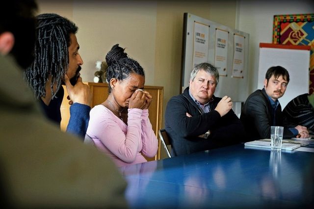 Shishay B. en larmes lors de la conférence de presse du Centre social protestant, suite au renvoi de son mari au petit matin.
