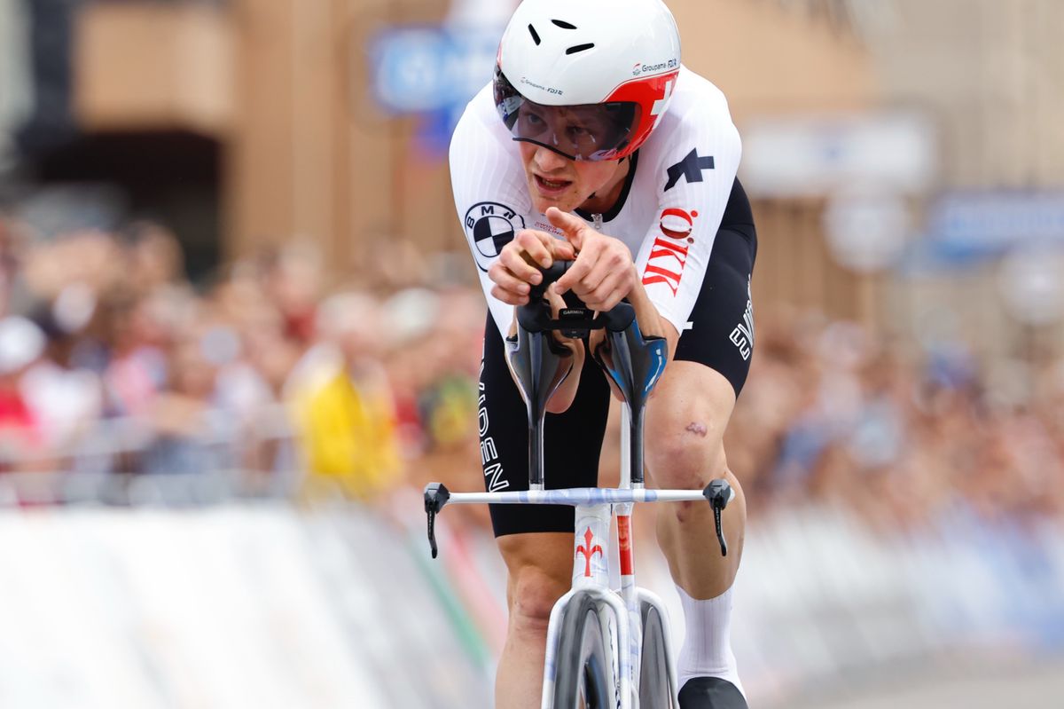 Stefan Küng de Suisse participe à la course contre-la-montre individuelle masculine elite lors des Championnats du monde de cyclisme sur route et de paracyclisme UCI 2024 à Zurich, Suisse, le dimanche 22 septembre 2024.