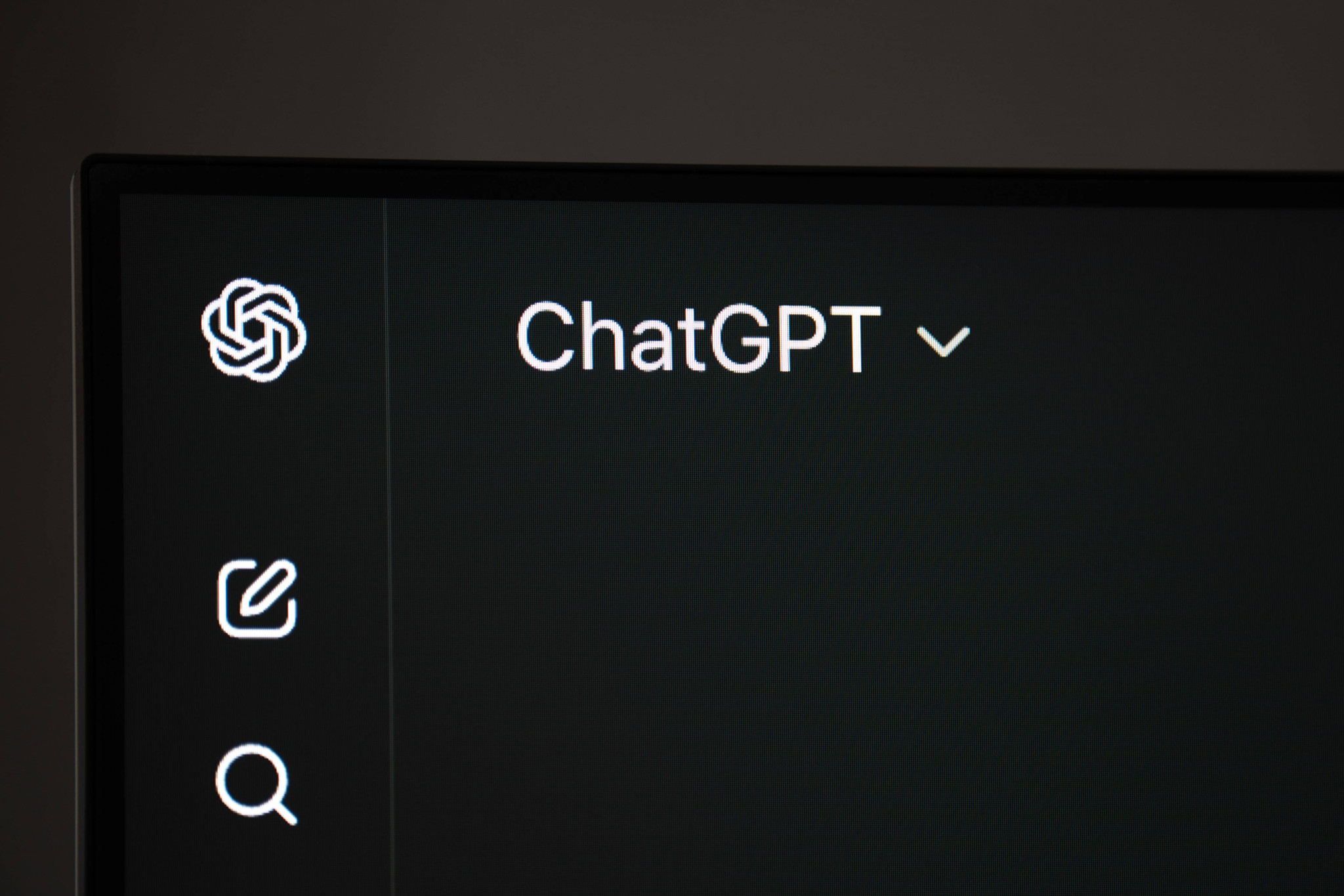 ChatGPT-Webseite auf einem Computerbildschirm mit OpenAI-Logo und dunklem Interface-Design.