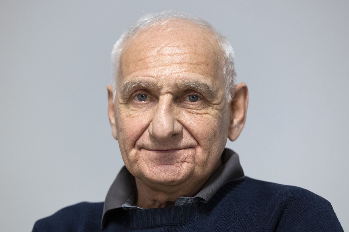 Paul-Andre Cadieux, ancien joueur et entraîneur de hockey sur glace canadien, pose pour le photographe avant un match au stade de glace Les Vernets à Genève, Suisse.