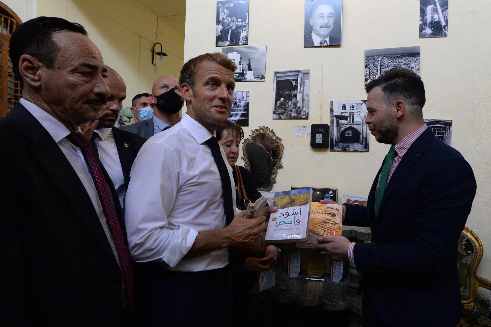 Emmanuel Macron poursuit sa visite en Irak.
